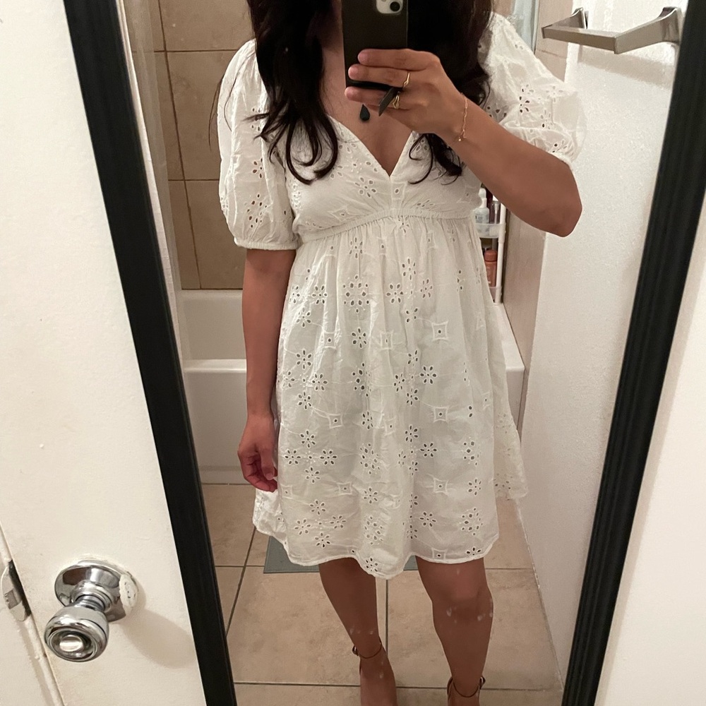 White puffy sleeve dress